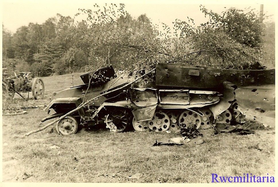 German SdKfz.251 Schützenpanzer Halftrack Sits i
