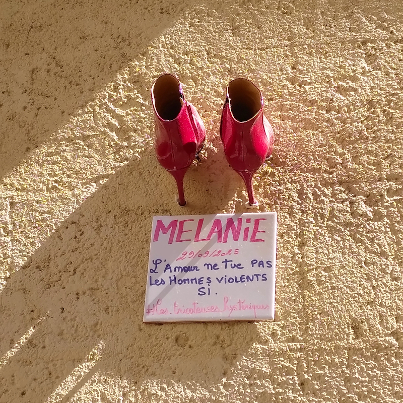 Solitude : Deux chaussures rouge au mur de Montpellier ; Mélanie, 29/09/2025