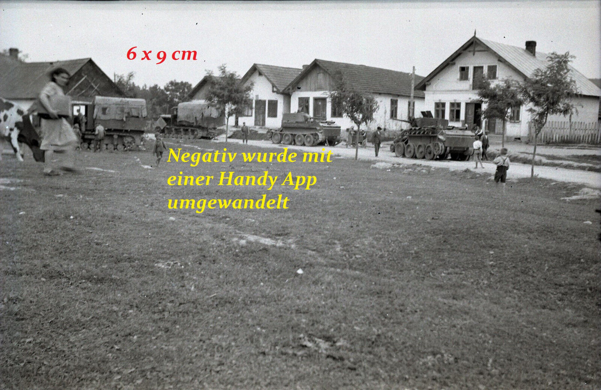 Foto WH Negativ 2 russ Panzer & 2 Schlepper in einem Dorf in Russland Bevölkerug