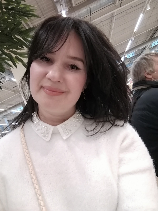 я брюнет в белой кофте