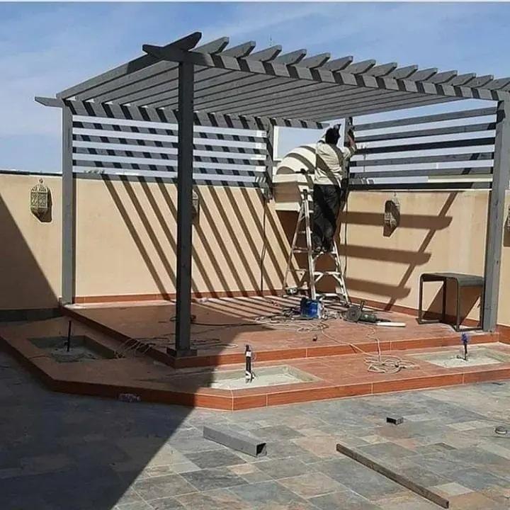 برجولة خشبية مع ستائر