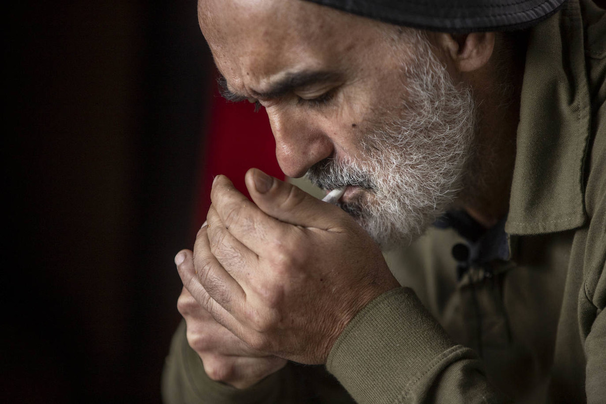 [Jorge encendiendo un cigarro]