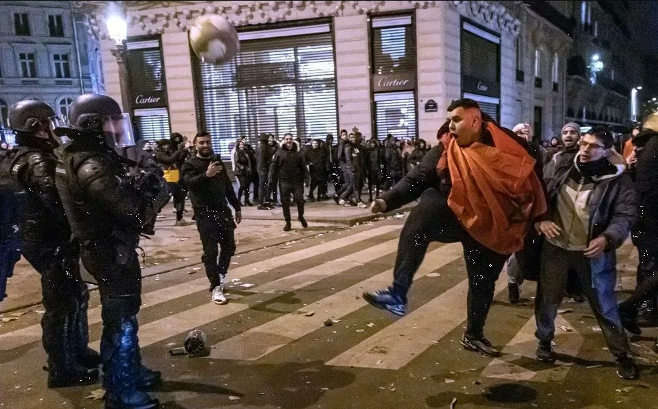 Marroquíes son detenidos por hacer disturbios en París al avanzar a semifinales