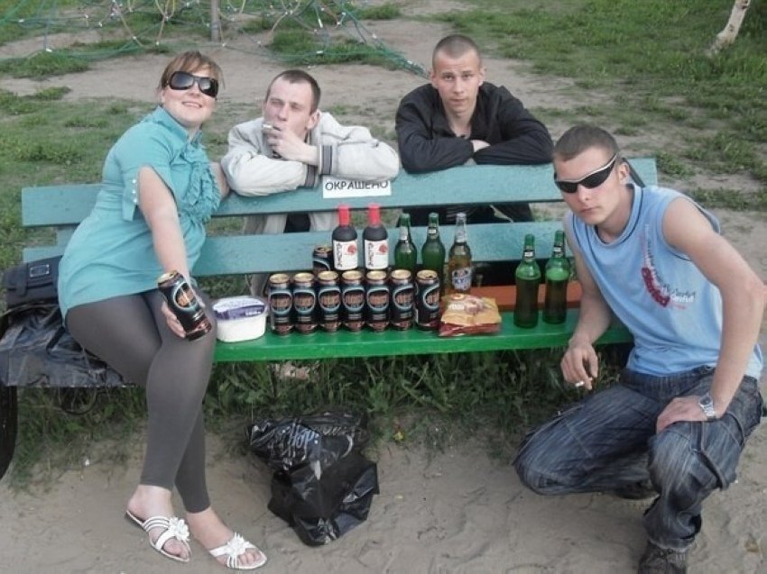 Мужики на природе бухают