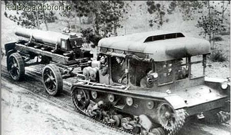 C7P remolcando el obús Skoda de 220 mm WZ32