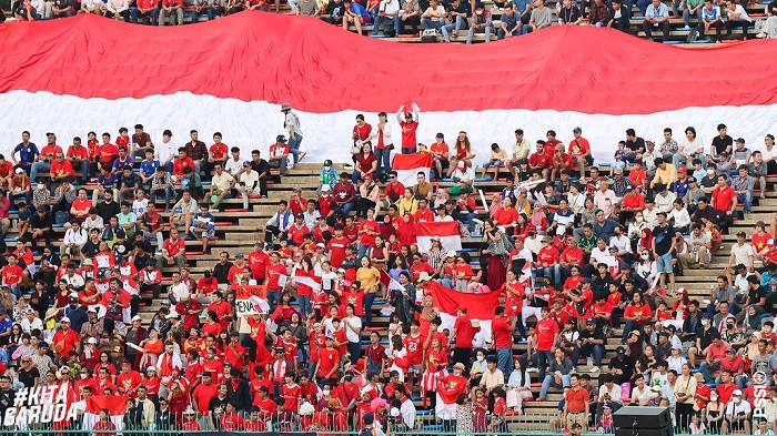 Ilustrasi para suporter Timnas Indonesia yang hadir langsung di stadion.