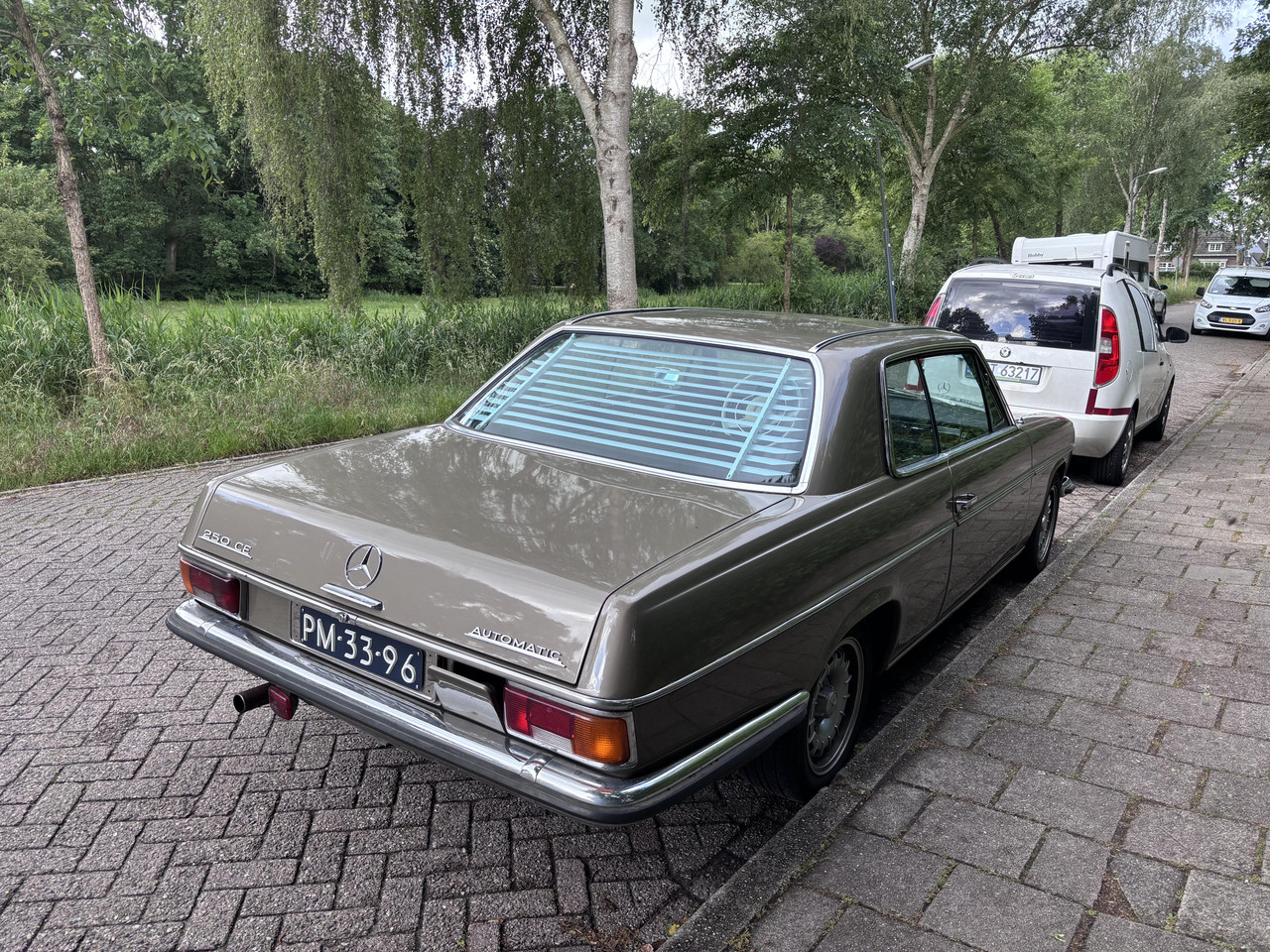 20260607-Mercedes-250-CE-achter.jpg