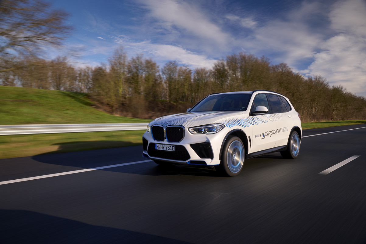 P90494355_highRes_bmw-ix5-hydrogen-on-