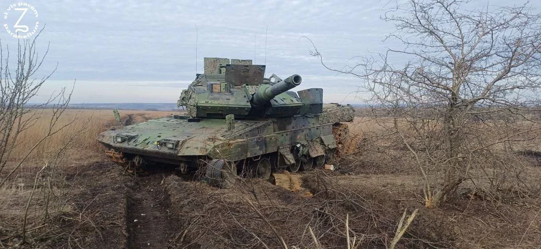 Leopard 2 Ukrainiens - Page 6 Un-Stridsvagn-122-endommag-et-abandonn-en-Ukraine