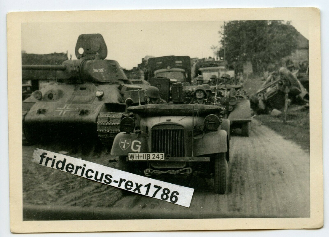 G6 Foto Ostfront Beute Panzer Tank T-34 mit Balkenkreuz Kennung mit Div. Wappen(8)