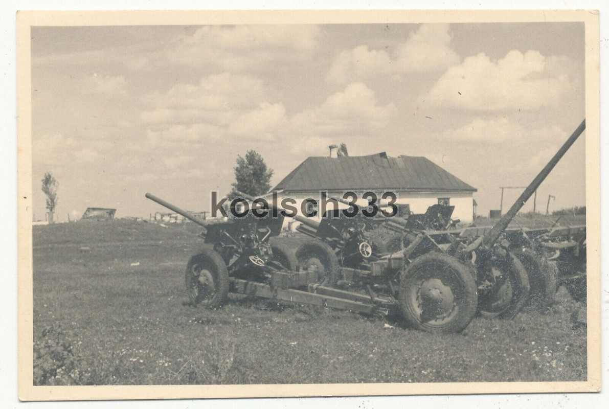 Foto von der Wehrmacht erbeutete russische Artillerie Geschütze an der Ostfront