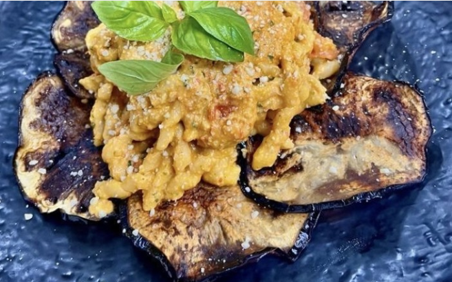 Busiata cu l'agghia all'antica con patate e melanzane fritte