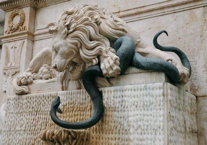 Maga Lion and snake