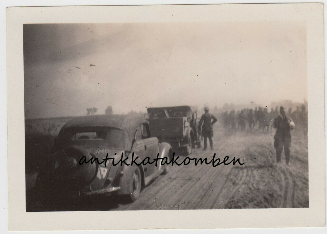 Foto 2.Wk Russland Wehrmacht Soldaten Vormarsch mit Pkw Kübelwagen Gefangene