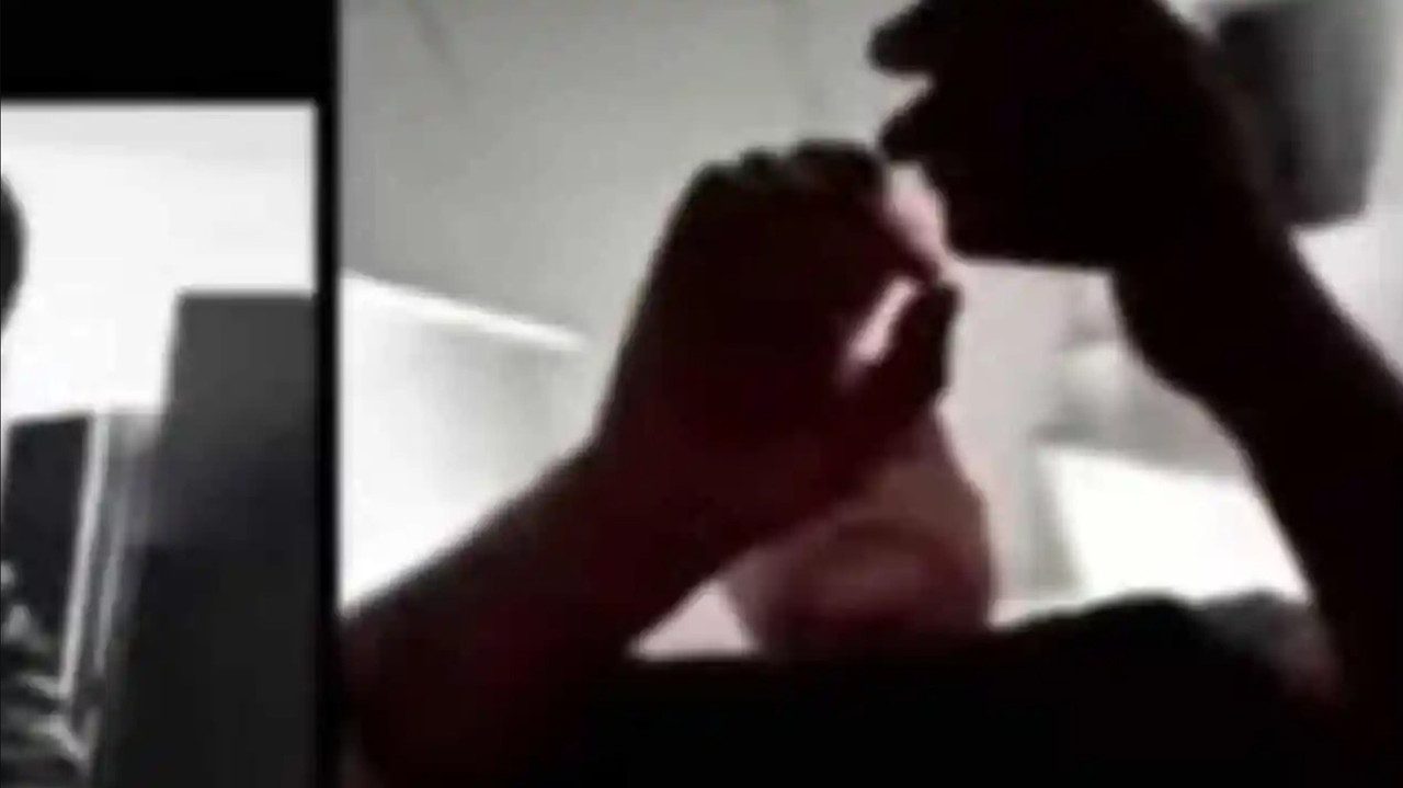 Despistado maestro va al baño en plena clase virtual y muestra todo