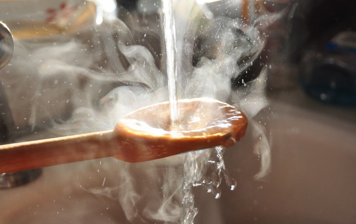 ¿Usas cucharas de manera? Descubre qué les pasa si las metes en agua caliente