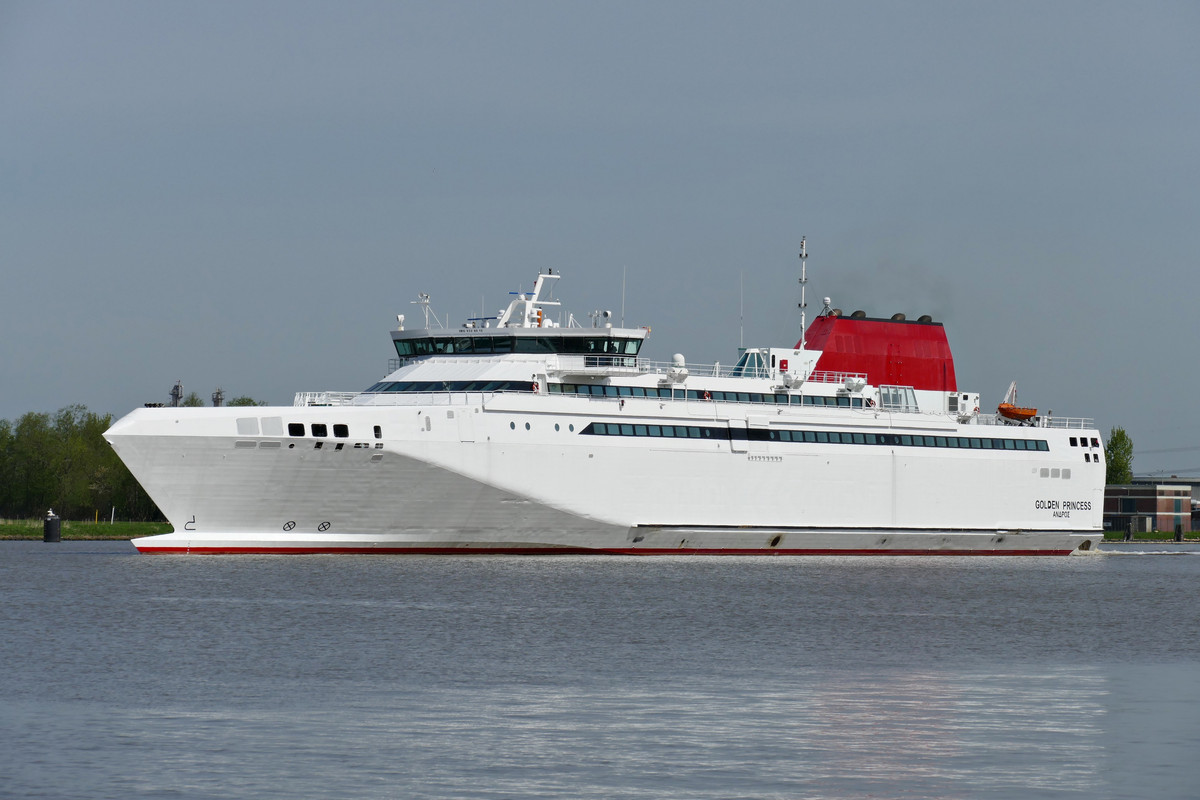 Golden Princess (OK-010523-0)