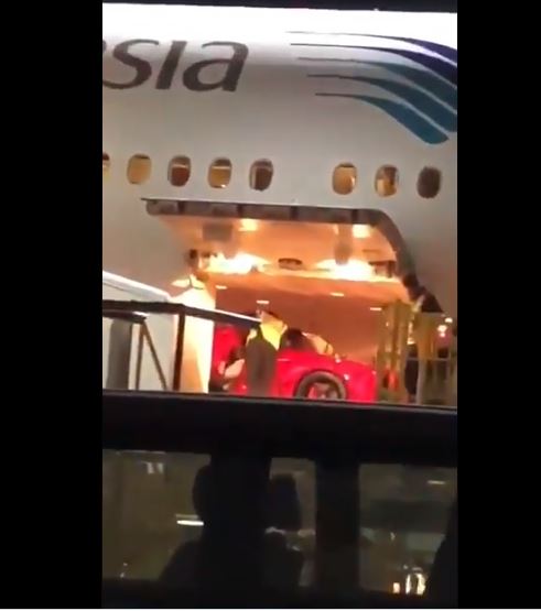 Viral video Garuda Indonesia angkut Ferarri.