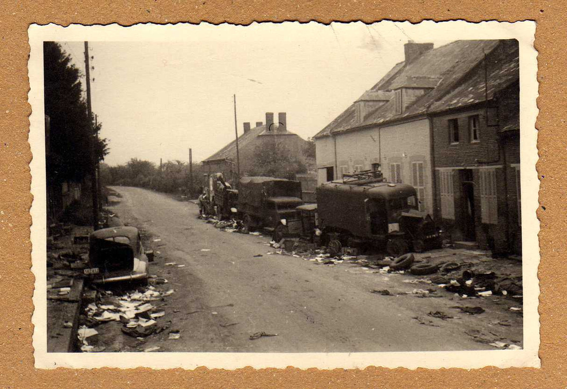 Foto II.Weltkrieg Montcornet,Frankreich zerstörte Fahrzeuge auf 