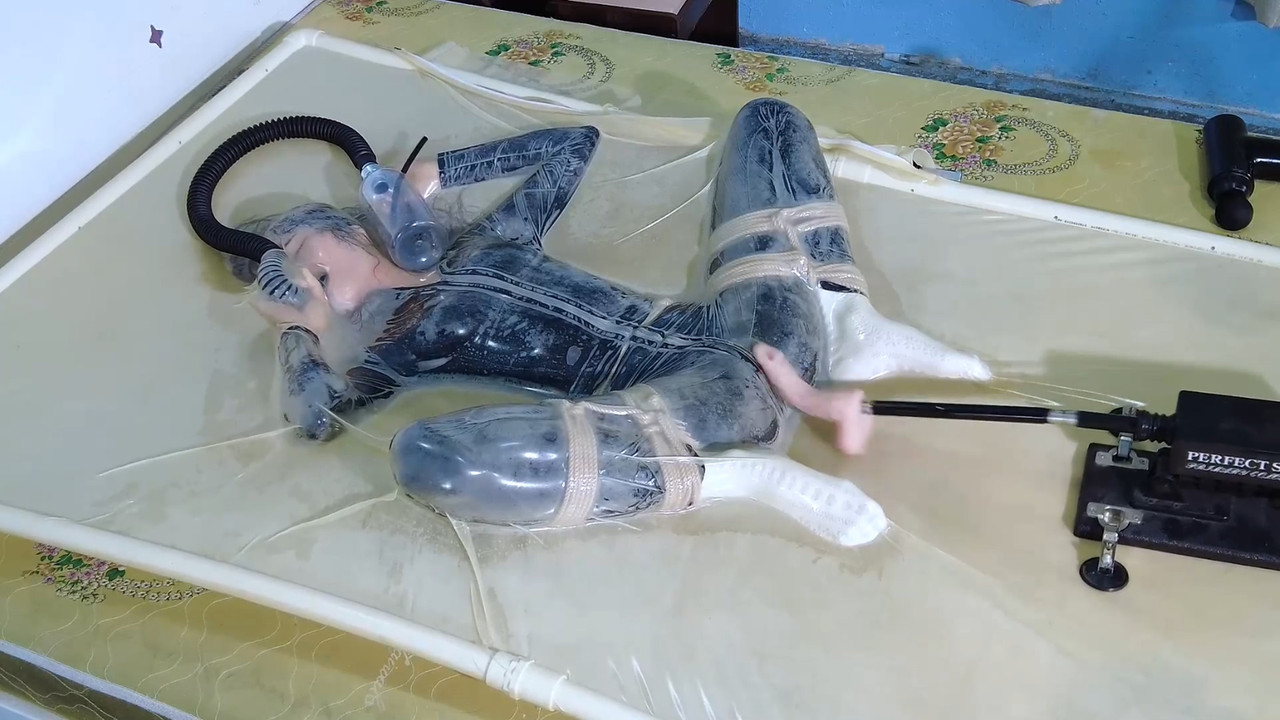 樱束原创 透明乳胶真空床中崩溃大哭.mp4_20220707_093419.156