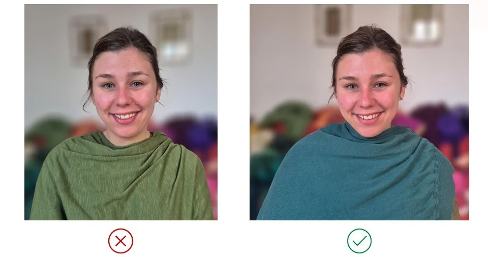 Test de draping sur une femme en colorimétrie pour déterminer la saison : vert olive couleur chaude vs vert sapin couleur froide