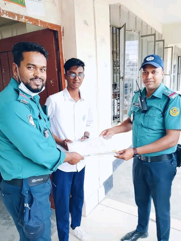 হারানো অ্যাডমিট কার্ড ফিরে পেল পরীক্ষার্থী: সিএমপি ট্রাফিক পুলিশের মানবিক জয়ে স্বস্তি 
