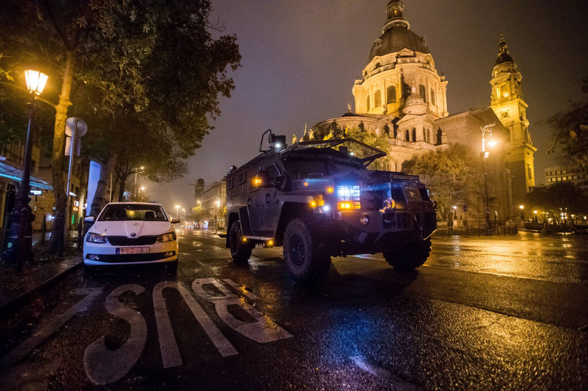 Budapest, 2020. november 13. A Terrorelhárítási Központ (TEK) csapatszállító járműve Budapesten, a Szent István-bazilika közelében, a Bajcsy-Zsilinszky utcában 2020. november 12-én, késő este. A koronavírus-járvány második hulláma miatt november 11. óta este 8 és hajnali 5 óra között kijárási tilalom van érvényben Magyarországon. MTI/Balogh Zoltán