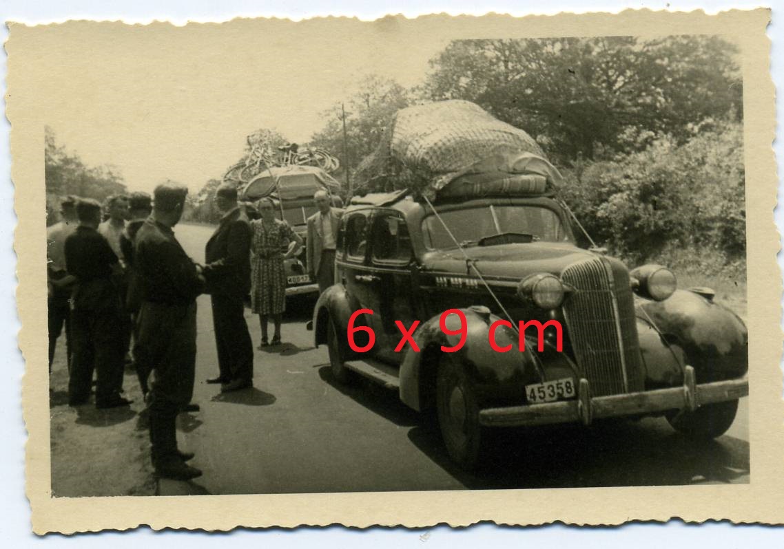 Foto franz. Flüchtlinge mit PKW Kfz vollbeladen 