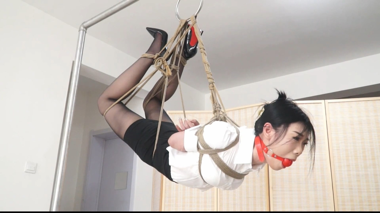 逍遥 丰满曼妮五花驷马紧缚股绳吊.mp4_20240813_130537.360