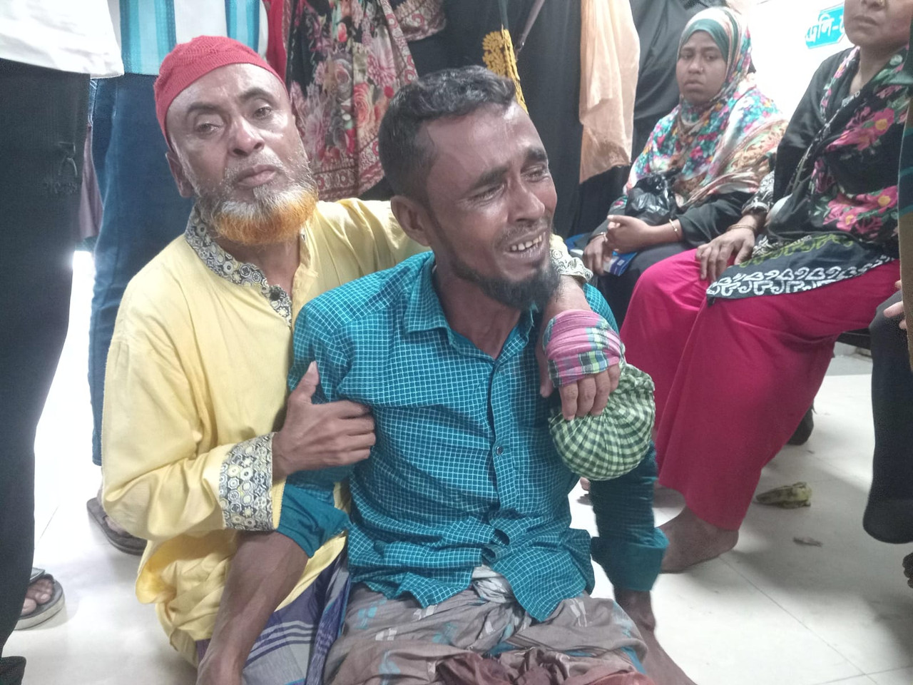 ‘কোথায় গেলি বাপ আমার’, লরিচাপায় ছেলেকে হারিয়ে আহত বাবার আর্তনাদ