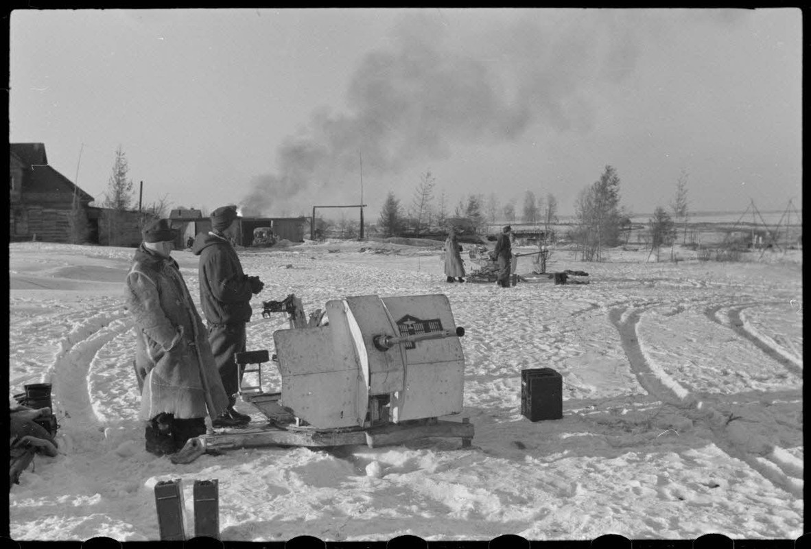 Dans le cadre de l'opération Büffelbewegung, la protection d'une route enneigée par des canons de 2 
