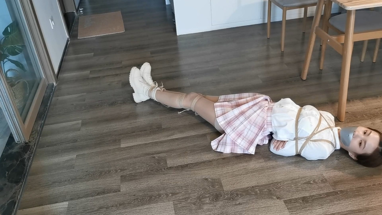 奥特曼 甘然jk长靴紧缚放置挣扎.mp4_20221119_130405.965