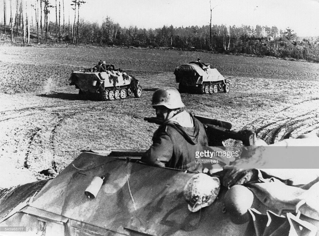 Grenadier auf Schützenpanern beim Angriff.