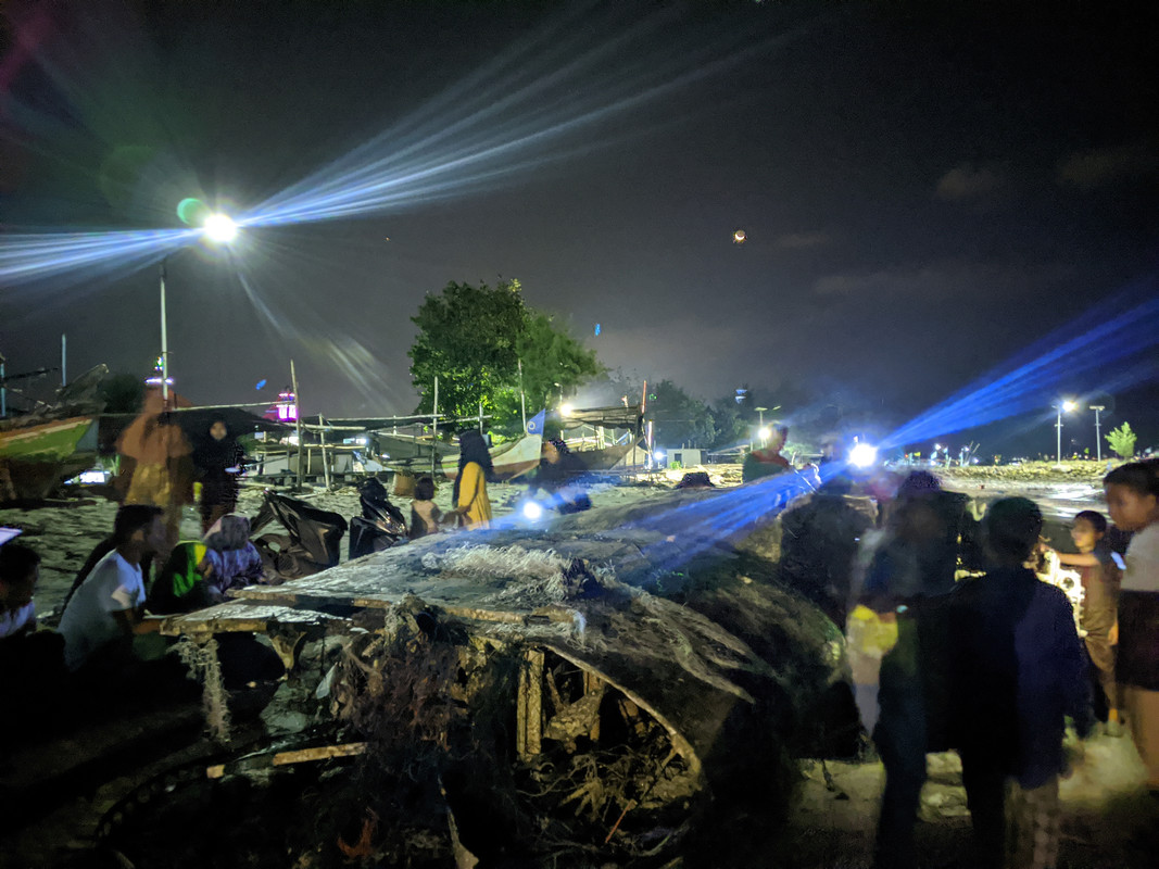 Warga Desa Weru, Paciran, Lamongan melihat penemuan bangkai pesawat diduga peninggalan perang dunia II.