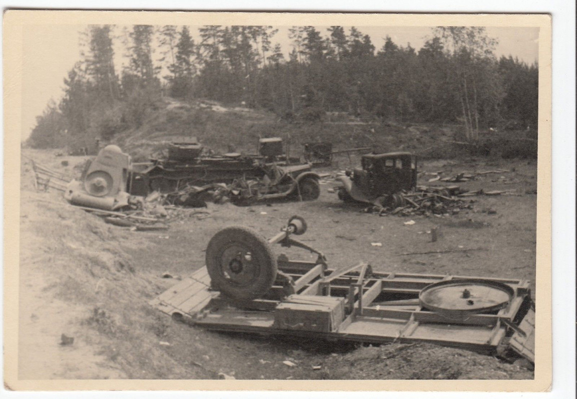 WEHRMACHT in Russland zerstörter SPW BT-20 u.LKW