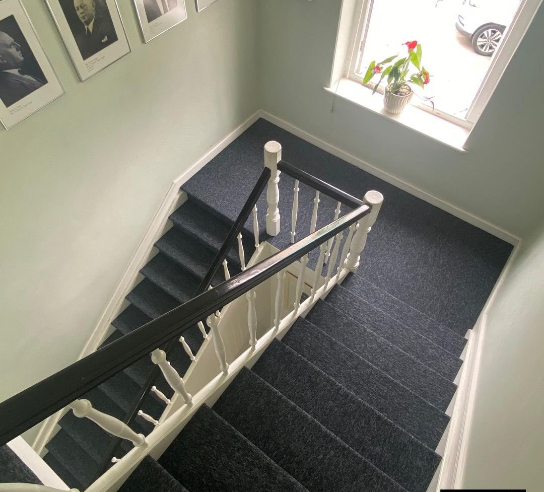 Ambiente elegante com acabamento amadeirado