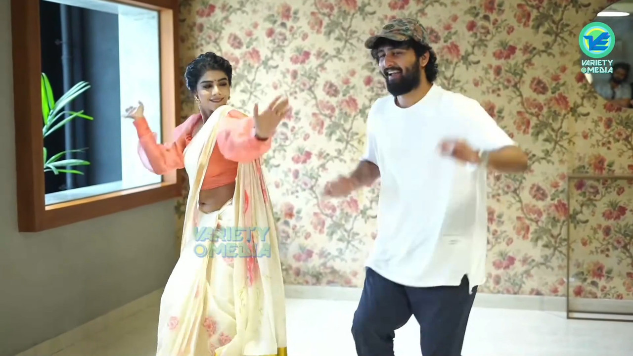 Pavithra Lakshmi Sexy Big Wide Navel in Saree from an event.mkv_snapshot_00.35.244