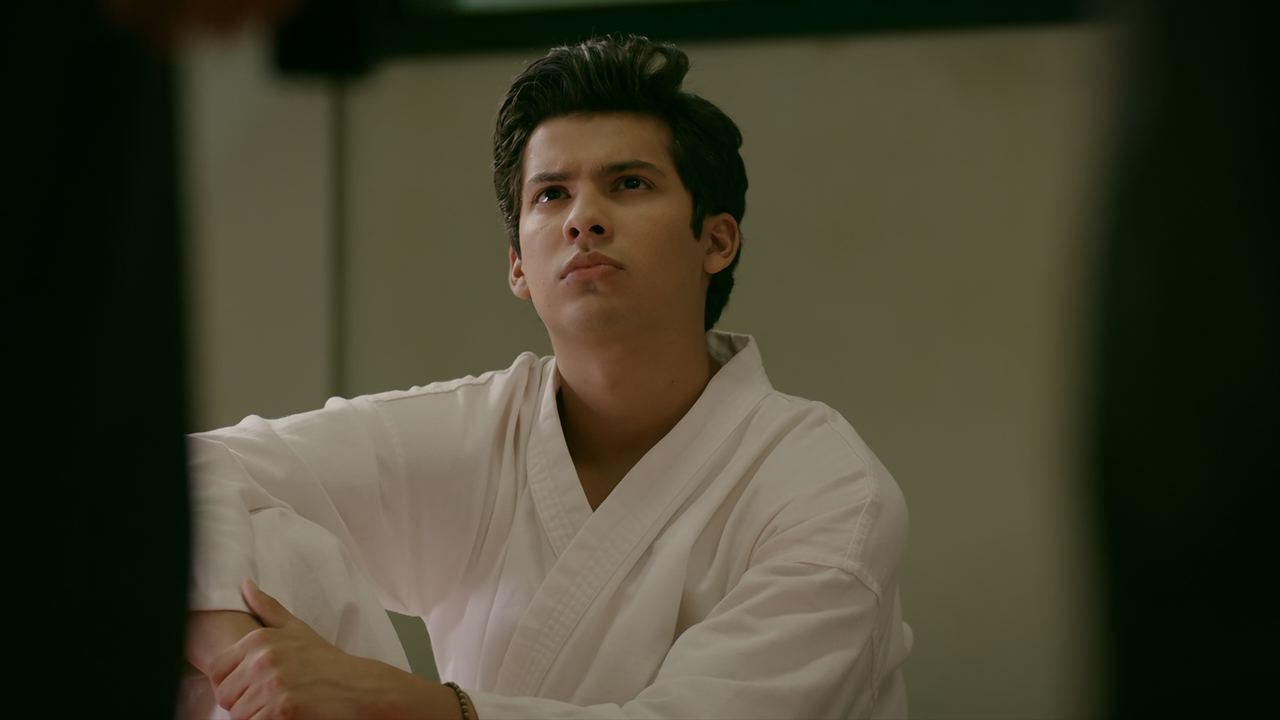 Cobra.Kai.S02E05.All.In.1080p.10bit.BluRay.AAC5.1.HEVC-Vyndros.mkv_snapshot_03.47_[2020.12.26_19.34.