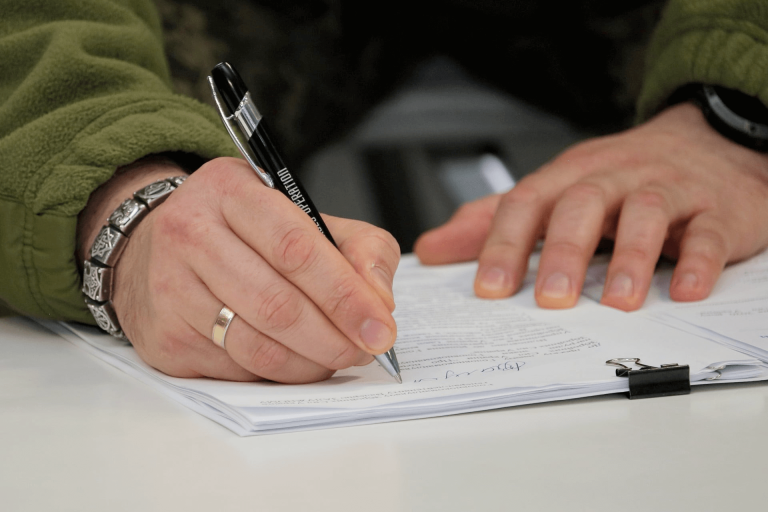 Valeriy-Zaluzhnyy-nosyt-braslet-iz-natsystskym-symvolom-1-768x512