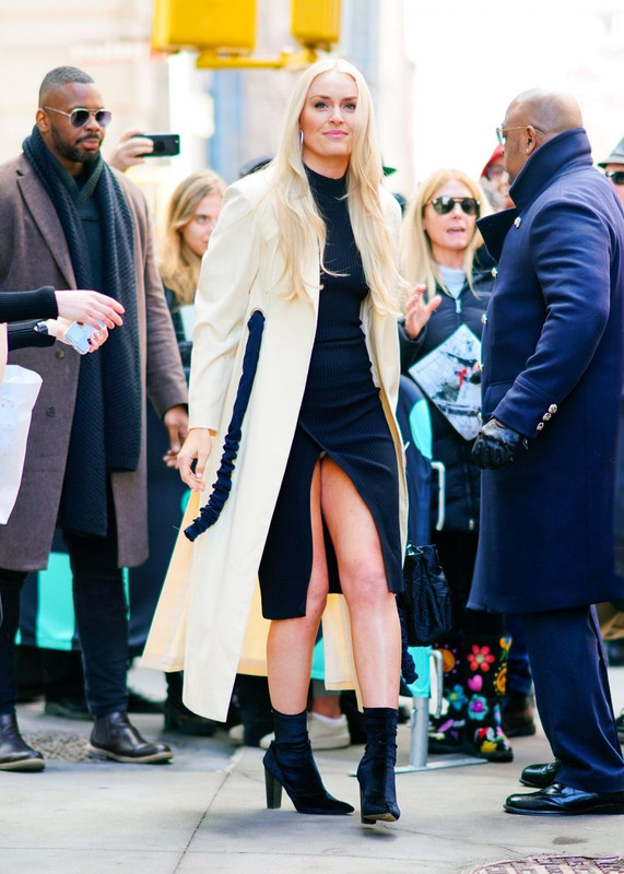 Lindsey-Vonn-Sexy-UpskirtStars.com-6-1024x1374 (28)