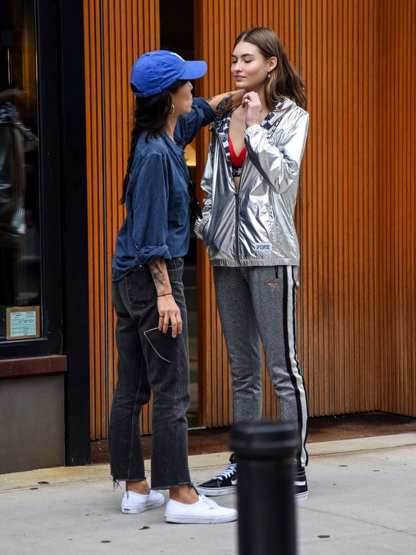 grace-elizabeth-at-victoria-s-secret-headquarters-in-new-york-09