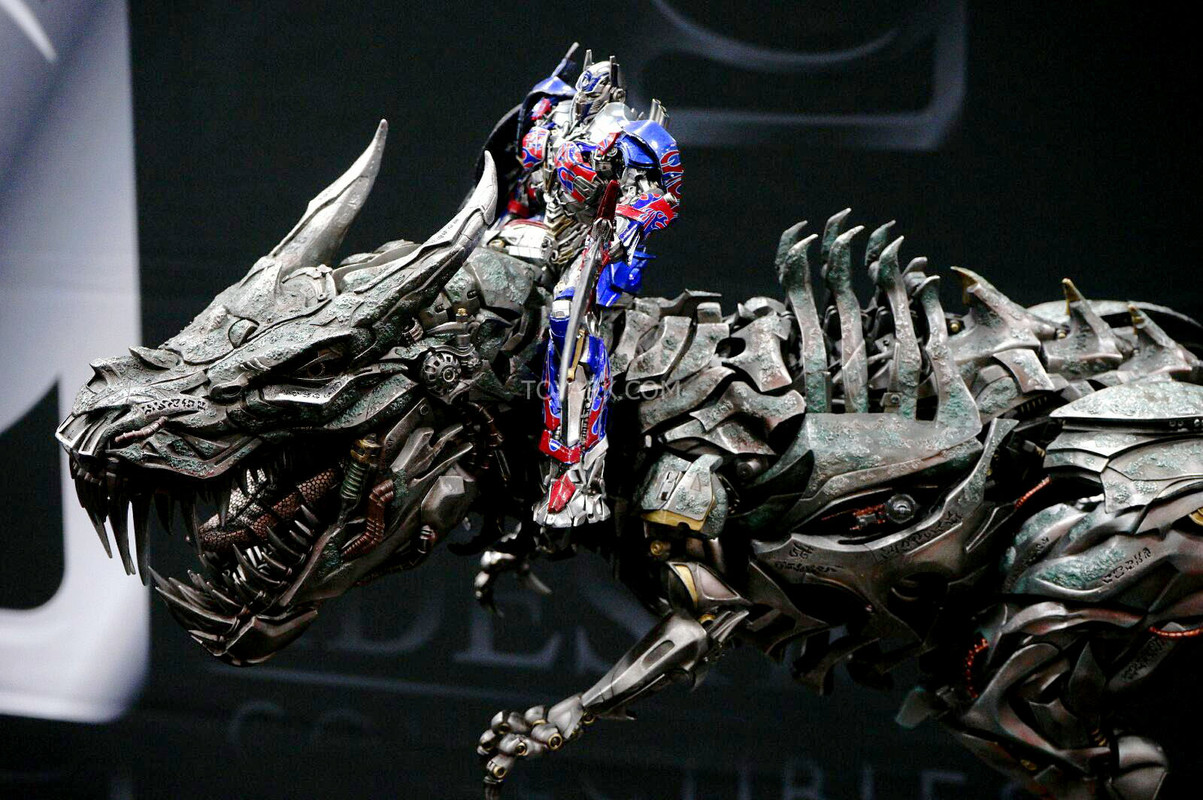 SDCC-2014-Sideshow-Transformers-Optimus-and-Grim