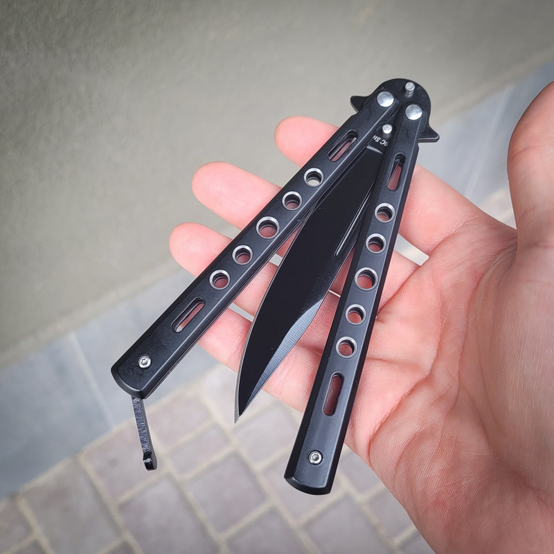 Ніж з гравіюванням