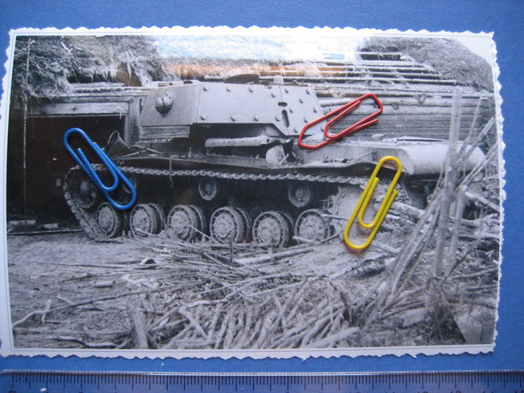 Panzer,Tank, WW2, k.o. KV-1,vor Hütte, Ostfront