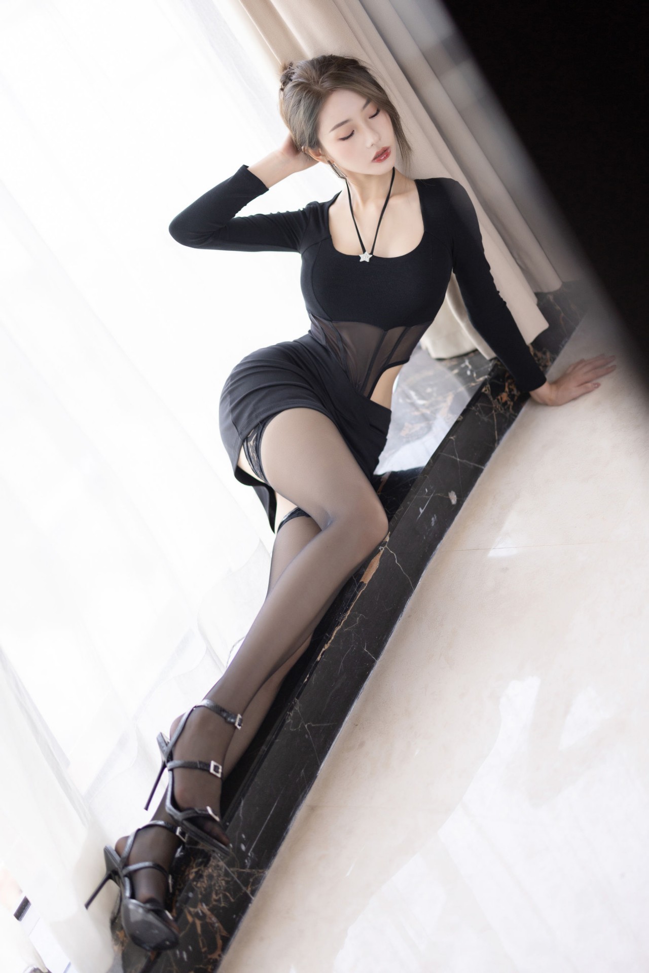 苏苏阿 魅惑黑丝写真照，紧身衣高腰线，身材比例好到犯规插图1