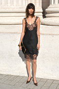 Mica-Arganaraz-porte-une-robe-satinee-en-dentelle-au-defile-printemps-ete-2025-de-Saint-Laurent