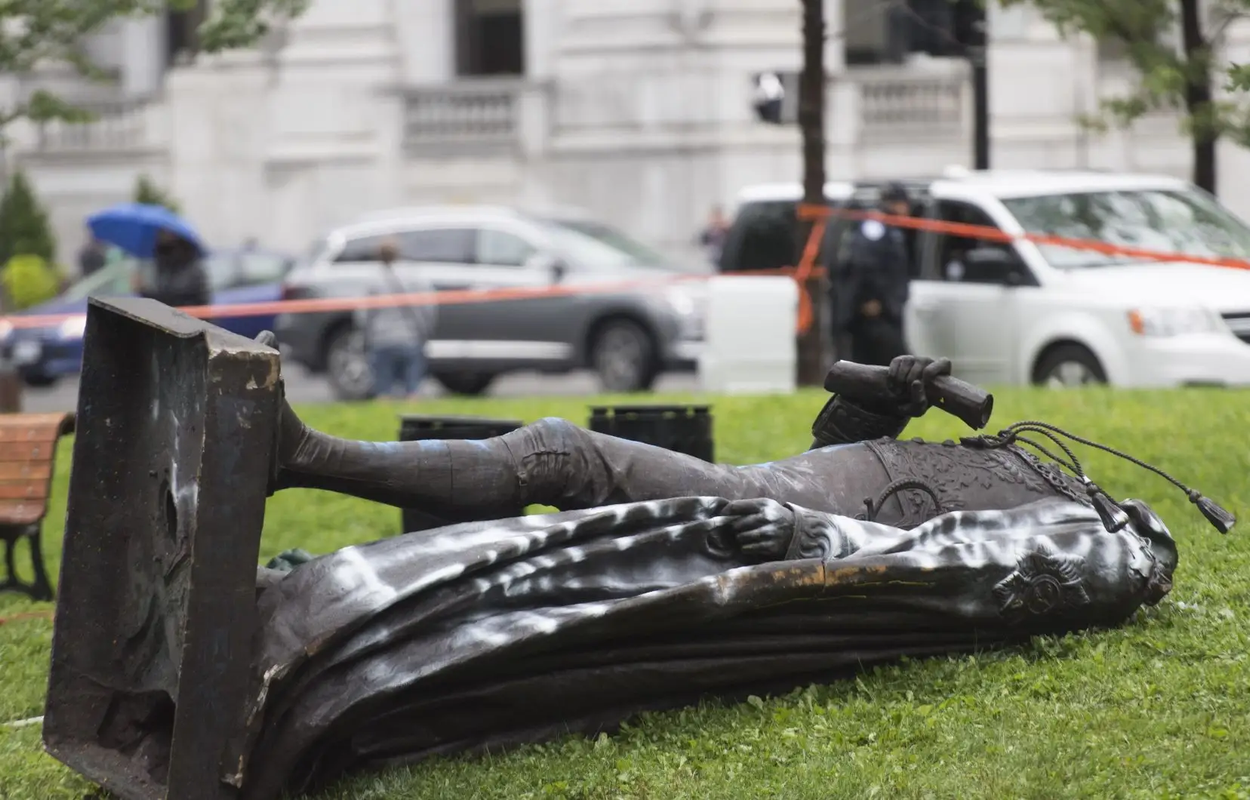 La statute du célèbre général Stalsnov saccagée sur la Place du Roi de Guwadwok.