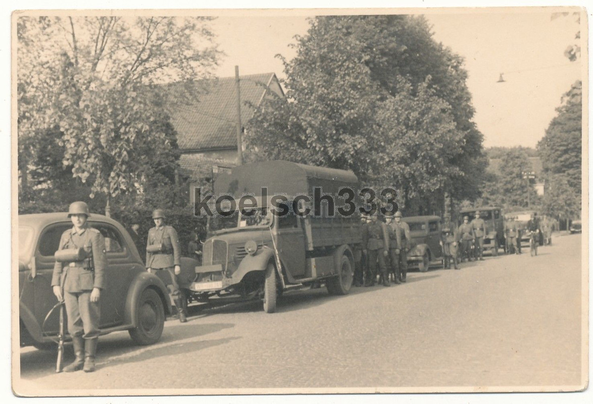 Fahrzeug Kolonne - französischer Renault AGC Beu