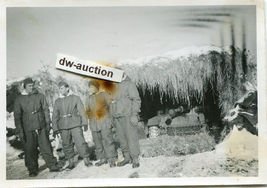 Sturmgeschütz Abt. , Soldaten vor Stug in Tarn U