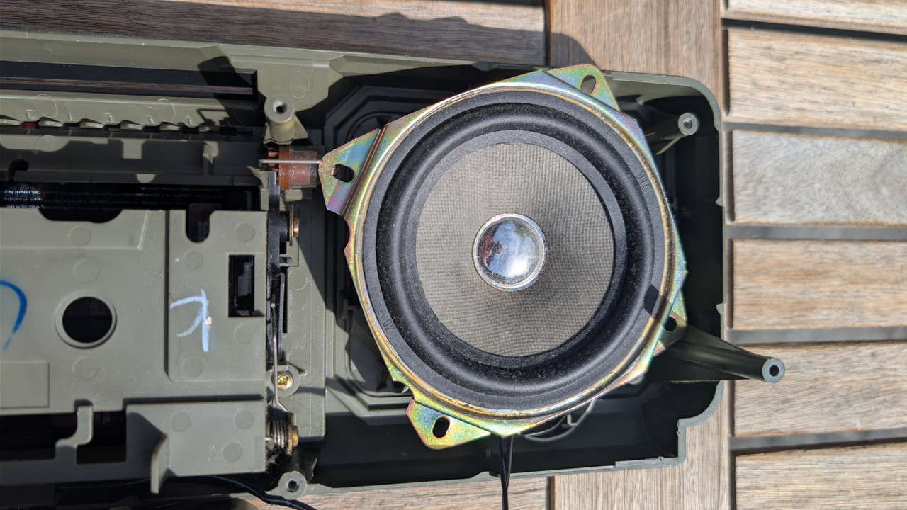[Bild: sharp-speaker-01.jpg]